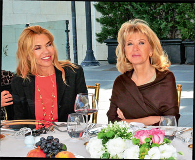 Ela Soysal' ın yeniden doğuşunu kutladılar.