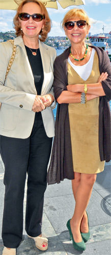 Ela Soysal' ın yeniden doğuşunu kutladılar.