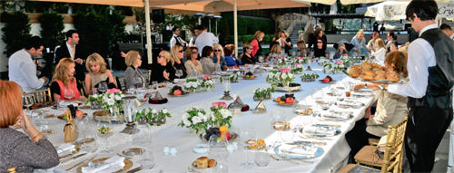 Ela Soysal' ın yeniden doğuşunu kutladılar.