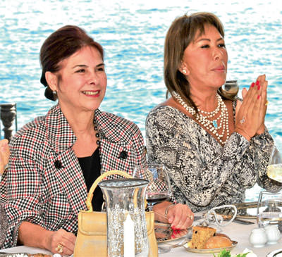 Ela Soysal' ın yeniden doğuşunu kutladılar.