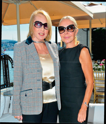 Ela Soysal' ın yeniden doğuşunu kutladılar.