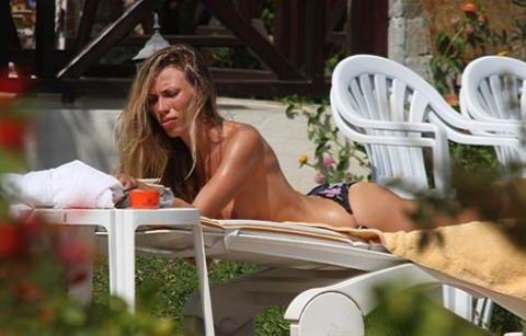 Üstsüz yakalanan ünlü isimler