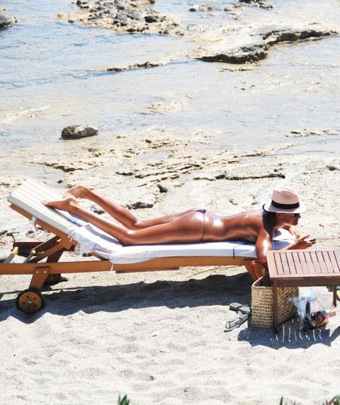 Üstsüz yakalanan ünlü isimler