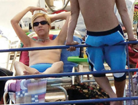 Üstsüz yakalanan ünlü isimler