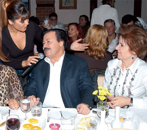 Sıkı dostlar sirtaki ile coştu