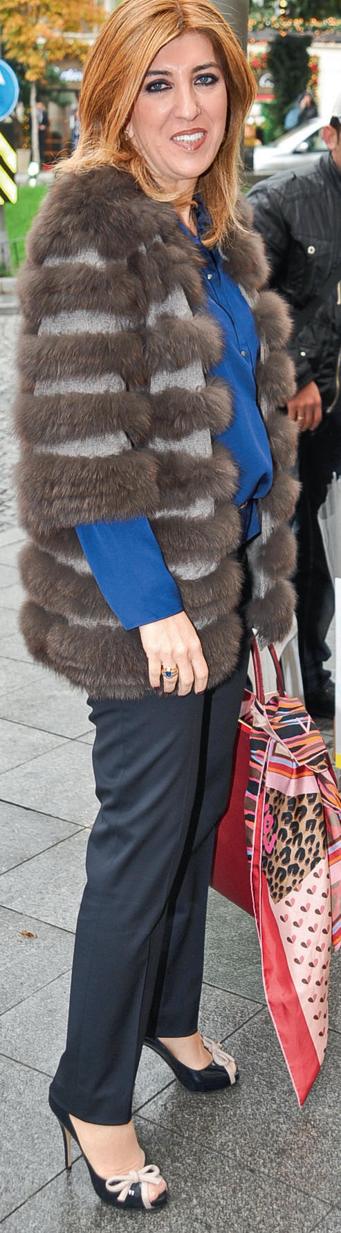 Begün Şen dostları için yeni yıl daveti verdi