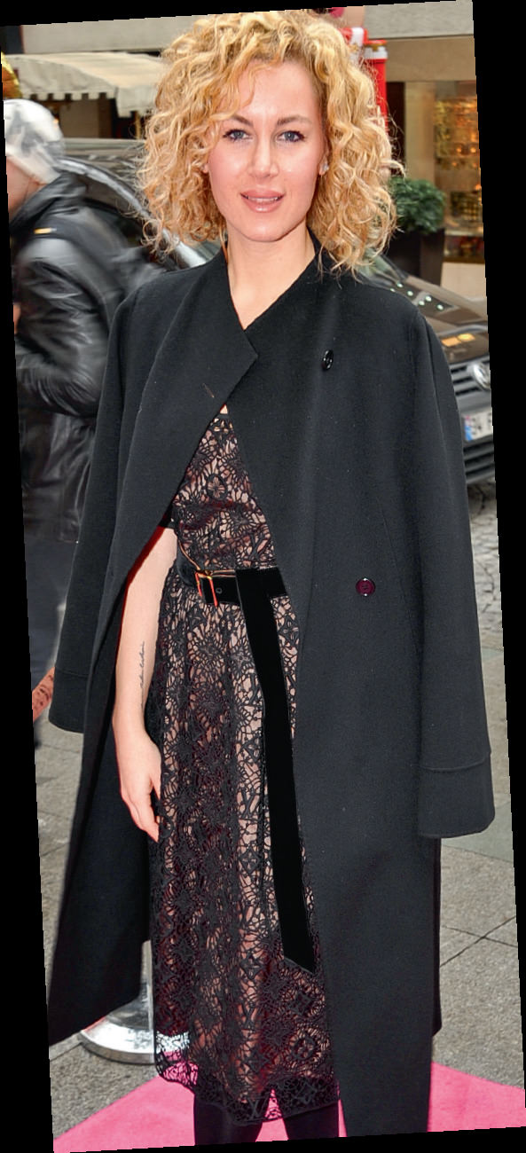 Begün Şen dostları için yeni yıl daveti verdi