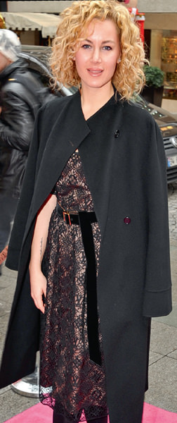 Begün Şen dostları için yeni yıl daveti verdi