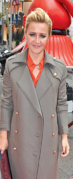 Begün Şen dostları için yeni yıl daveti verdi