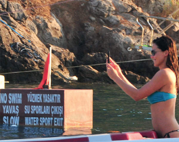 Ünlülerin tatil keyfi sürüyor