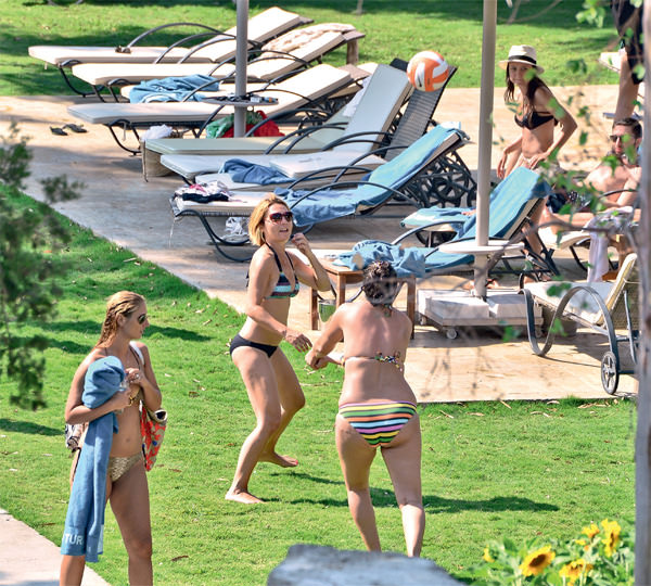 Ünlülerin tatil keyfi sürüyor