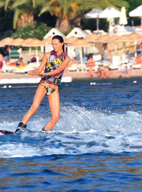 Ünlülerin tatil keyfi sürüyor