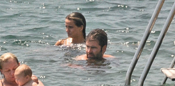 Ünlülerin tatil keyfi sürüyor