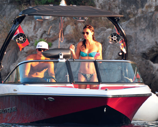 Ünlülerin tatil keyfi sürüyor