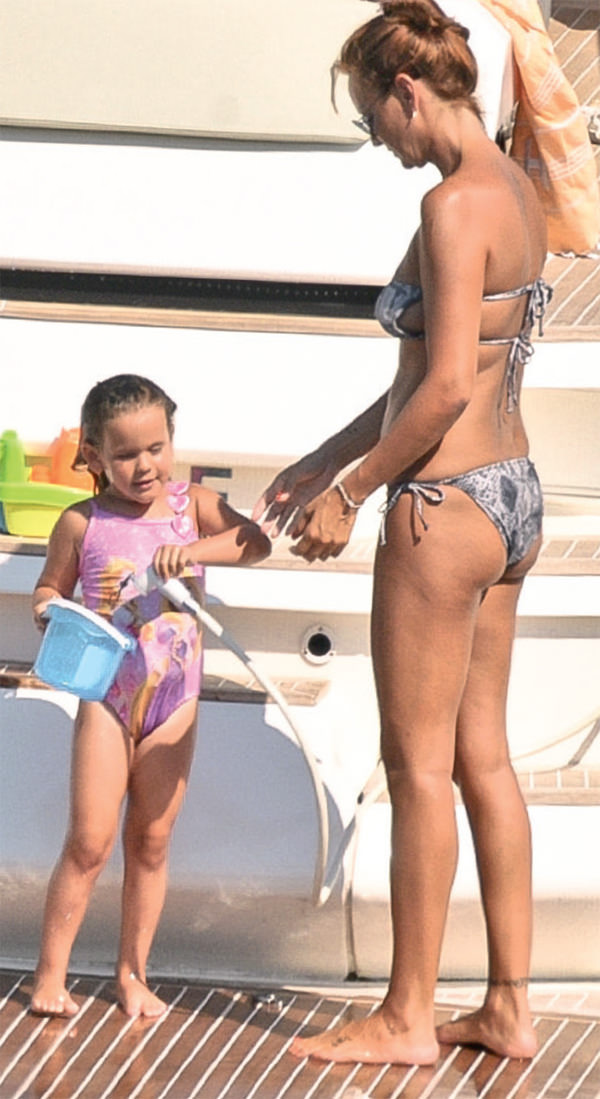 Ünlülerin tatil keyfi sürüyor