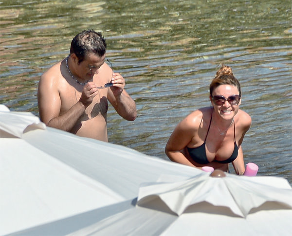 Ünlülerin tatil keyfi sürüyor