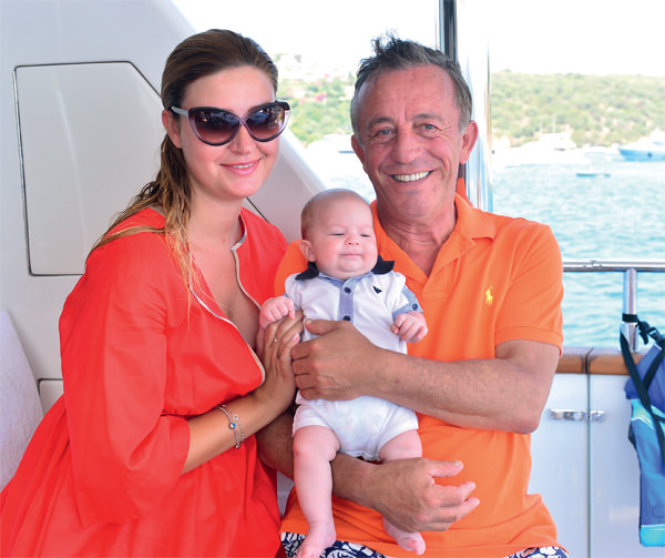 Ünlülerin tatil keyfi sürüyor