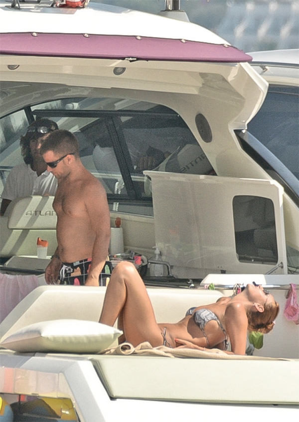 Ünlülerin tatil keyfi sürüyor