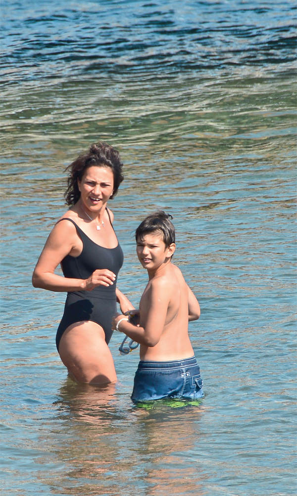 Ünlülerin tatil keyfi sürüyor