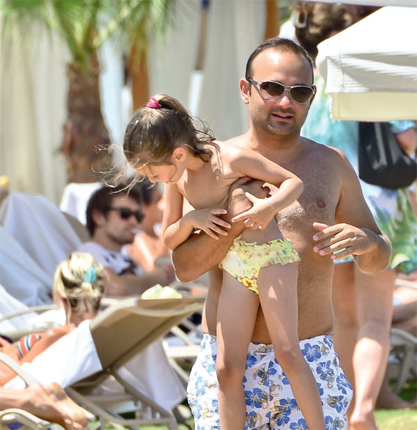 Ünlülerin tatil keyfi sürüyor