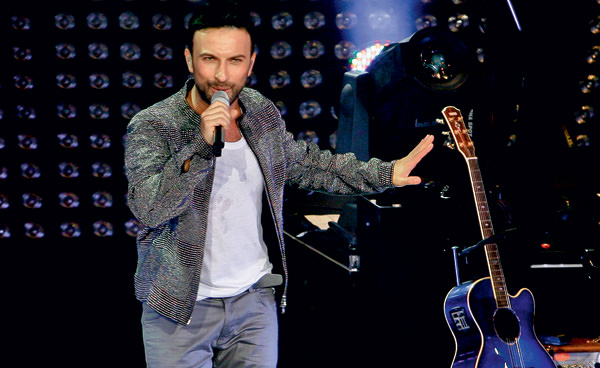 Tarkan bu sefer yardım için sahnedeydi!