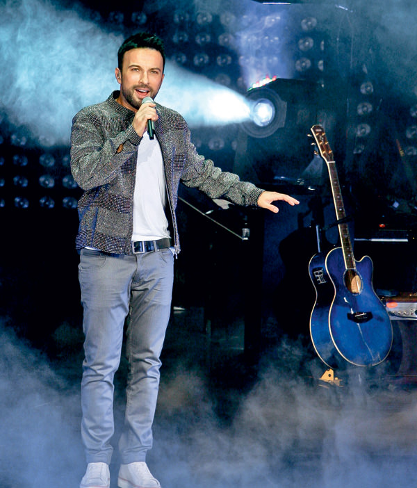Tarkan bu sefer yardım için sahnedeydi!