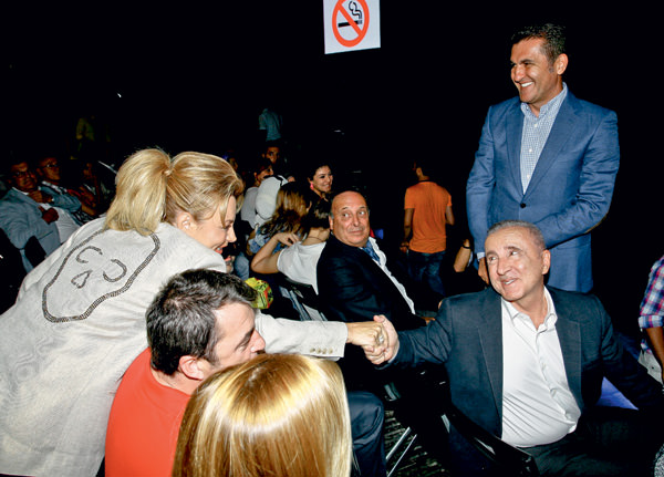 Tarkan bu sefer yardım için sahnedeydi!