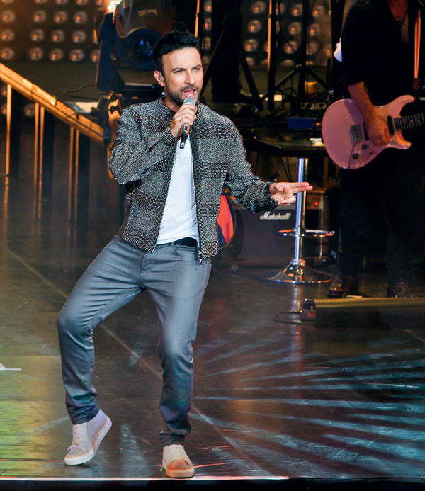 Tarkan bu sefer yardım için sahnedeydi!