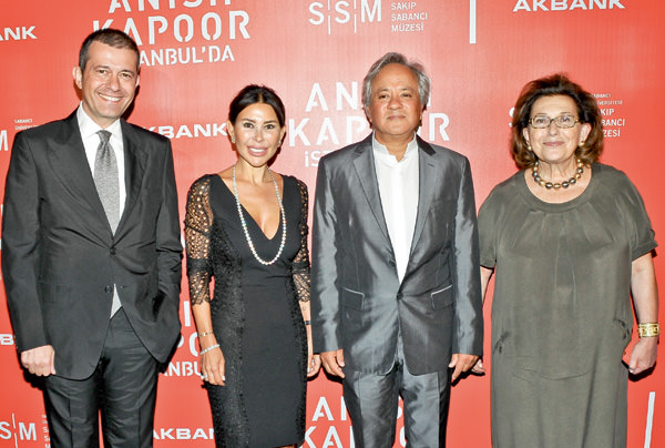 Anish Kapoor'un sergisine akın ettiler!