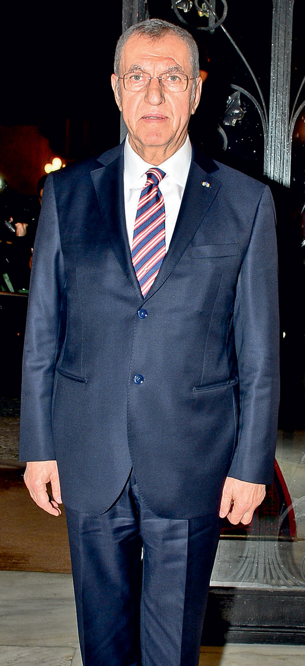 Süperstarın nişan töreni