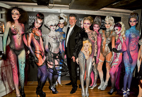 Yeni mağazanın açılışı renkli bir partiyle kutlandı