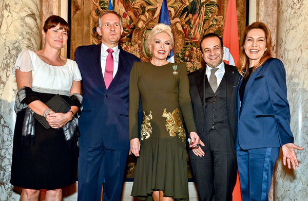 Süperstarın nişan töreni