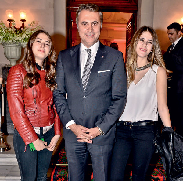 Süperstarın nişan töreni