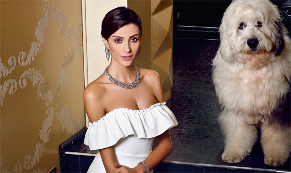 Özge Ulusoy'dan çok özel pozlar