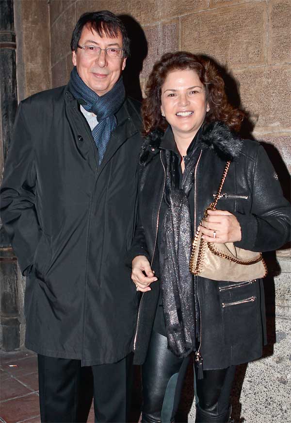 Dostları için Noel daveti verdiler