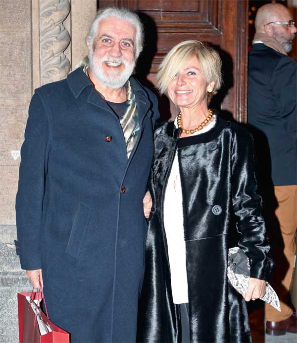 Dostları için Noel daveti verdiler