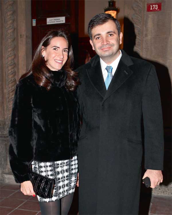 Dostları için Noel daveti verdiler