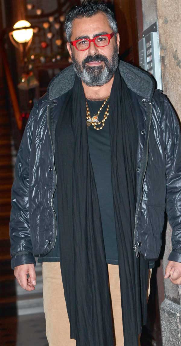 Dostları için Noel daveti verdiler