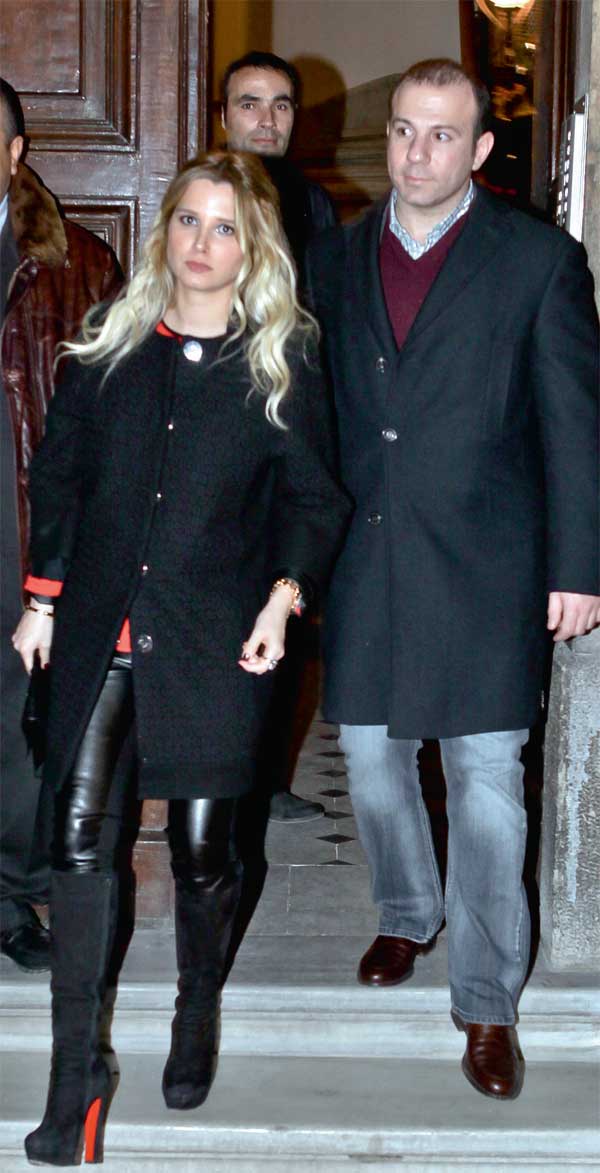 Dostları için Noel daveti verdiler