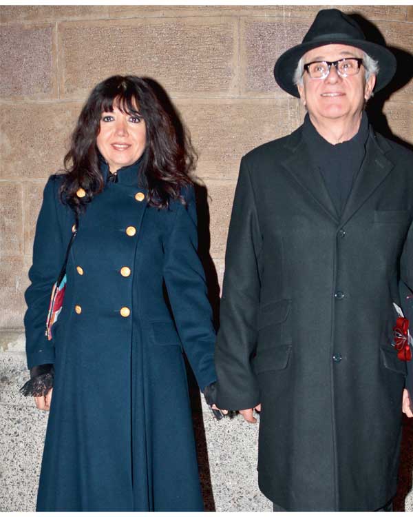 Dostları için Noel daveti verdiler