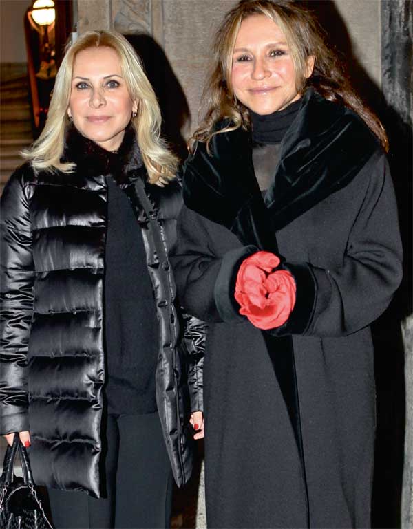 Dostları için Noel daveti verdiler