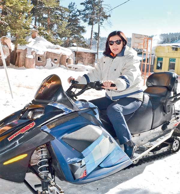 Sarıkamış'ta ünlülerin kayak keyfi