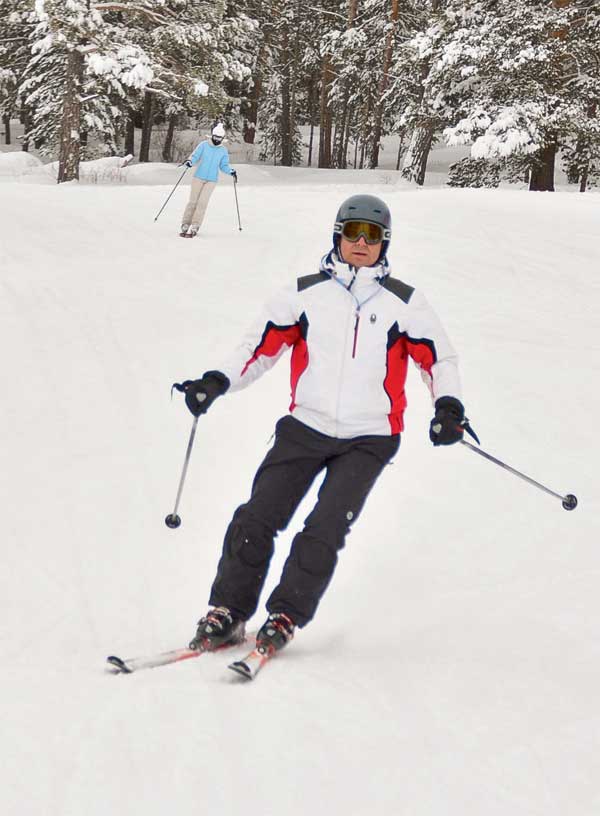 Sarıkamış'ta ünlülerin kayak keyfi