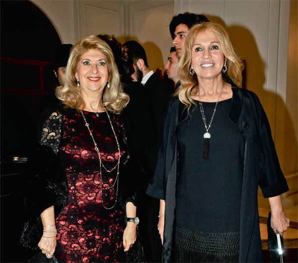 Moda tutkunu elitler defilede bir araya geldi