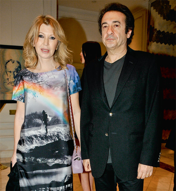 Moda tutkunu elitler defilede bir araya geldi