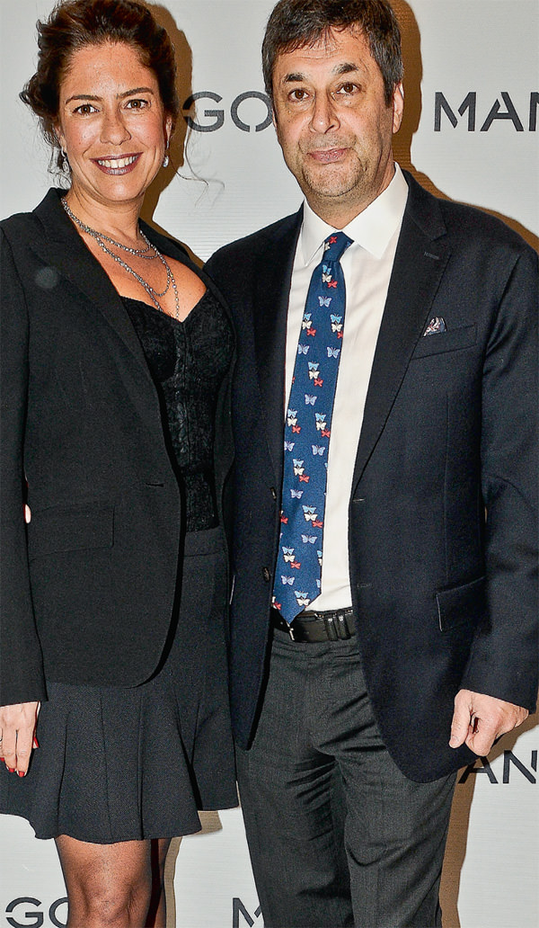 Moda tutkunu elitler defilede bir araya geldi