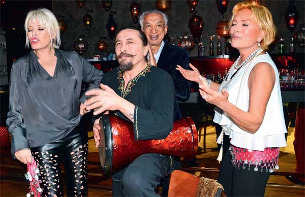 Eşine sürpriz doğum günü partisi yaptı