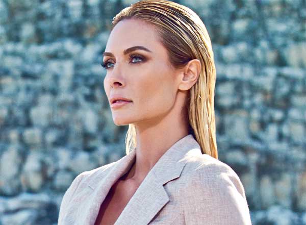 İkinci koleksiyonu için modellik yaptı