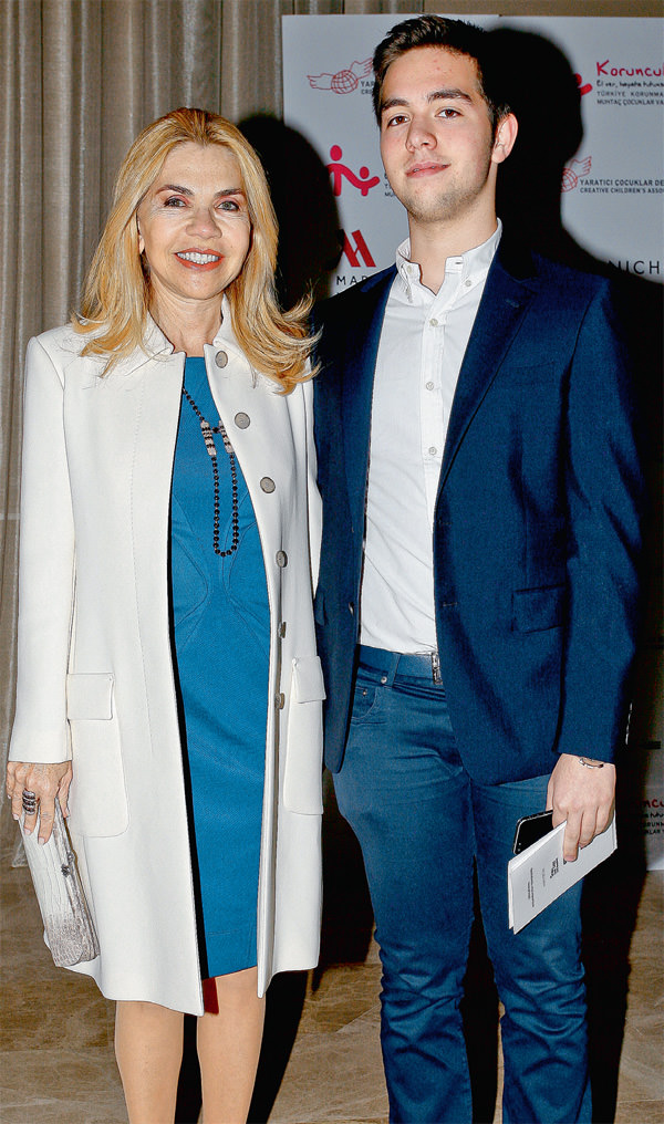 Ünlü elitler podyumda