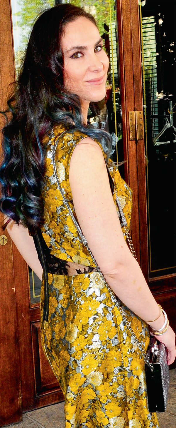 Dostlarıyla yeni yaşını kutladı